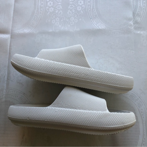 Comfort Trendz Women’s Size 10 White Slip-On Rubber Flip-Flops Shoes Open-Toe - Picture 3 of 16